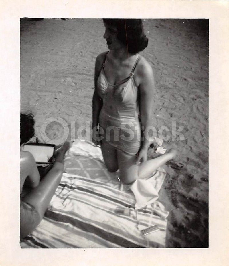 Swimsuit Beach Babe Woman Kneeling Vintage 1940s b&w Snapshot Photo #02