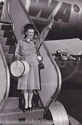 TWA TRANSWORLD AIRLINES CONSTELLATION AIRPLANE ARRIVAL VINTAGE PROMO PHOTO - K-townConsignments