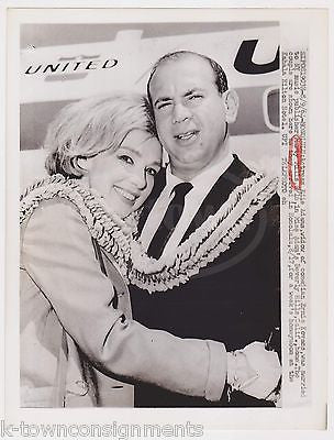MARTY MILLS PUBLISHER EDIE ADAMS UNITED AIRLINES VINTAGE ADVERTISING PRESS PHOTO - K-townConsignments