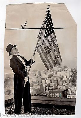 GENERAL DOUGLAS MacARTHUR JAPANESE AMERICAN FLAG TRIBUTE KOREAN WAR PRESS PHOTO - K-townConsignments