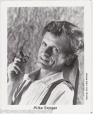 MIKE SEEGER STRANGE INSTRUMENT FOLK MUSIC SINGER VINTAGE STUDIO PROMO PHOTO - K-townConsignments