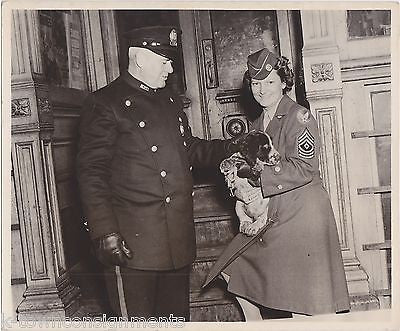 WAC ARMY WOMAN W/ PUPPY DOG & POLICE OFFICER VINTAGE WWII NEWS SNAPSHOT PHOTO - K-townConsignments