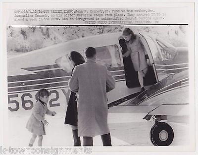 YOUNG CAROLINE KENNEDY JFK Jr & SECRET SERVICE AGENT VINTAGE NEWS PRESS PHOTO - K-townConsignments