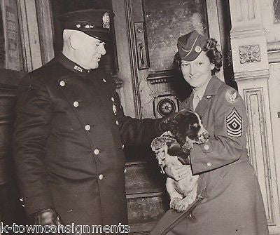 WAC ARMY WOMAN W/ PUPPY DOG & POLICE OFFICER VINTAGE WWII NEWS SNAPSHOT PHOTO - K-townConsignments
