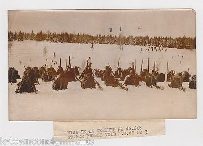 EARLY WWII SOLDIERS IN SNOW OVERLOOKING SKIERS VINTAGE FRENCH NEWS PHOTO 1939 - K-townConsignments