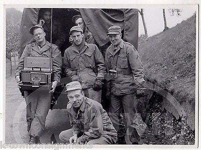 AMERICAN GI SOLDIERS WITH BELOVED ZENITH RADIO VINTAGE MILITARY SNAPSHOT PHOTO - K-townConsignments