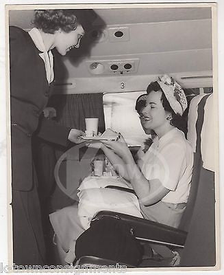 AMERICAN AIRLINES FLIGHT STEWARDESS LUNCH IS SERVED PLANE INTERIOR PRESS PHOTO - K-townConsignments