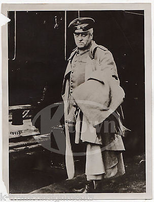 WWI GERMAN MAJOR DOCTOR & RED CROSS POW PRISONER EXCHANGE ANTIQUE PRESS PHOTO - K-townConsignments