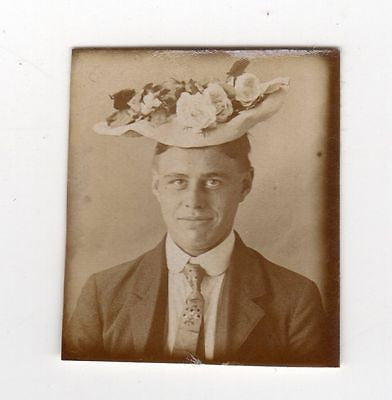 MAN IN A FANCY LADY'S HAT & CLOVER NECK TIE ANTIQUE PHOTO BOOTH FUN SNAPSHOT - K-townConsignments