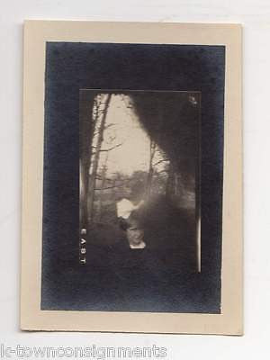 UNUSUAL SNAPSHOT PHOTO OF A SMALL PHOTO OF A LITTLE GIRL MAKING A FACE - K-townConsignments