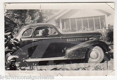 CUTE DOG RACING GOGGLES WITH HEAD OUT OF CAR WINDOW VINTAGE SNAPSHOT PHOTO - K-townConsignments
