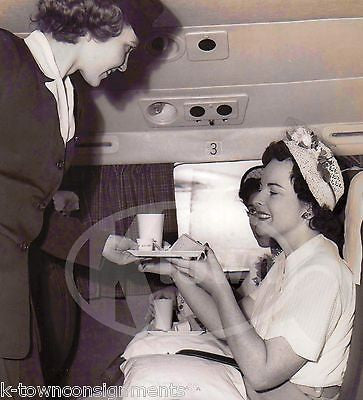 AMERICAN AIRLINES FLIGHT STEWARDESS LUNCH IS SERVED PLANE INTERIOR PRESS PHOTO - K-townConsignments