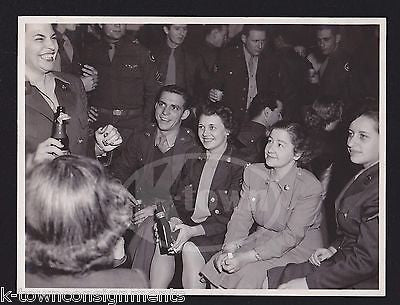 WAC WOMEN IN UNIFORM AIR FORCE PILOTS ENJOYING COUNTRY BEER WWII SNAPSHOT PHOTO - K-townConsignments