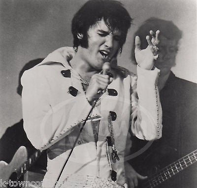 ELVIS PRESELEY ROCK MUSIC VINTAGE BELTING IT LIVE ON STAGE PROMO PHOTOGRAPH - K-townConsignments