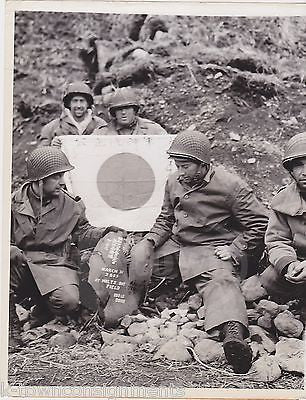 WWII AMERICAN SOLDIERS BOMB HOLTZ BAY W./ JAPANESE FLAG VINTAGE NEWS PRESS PHOTO - K-townConsignments