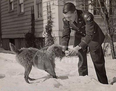 US AIR FORCE PILOT PLAYING WITH HIS DOG VINTAGE WWII HOMEFRONT SNAPSHOT PHOTO - K-townConsignments