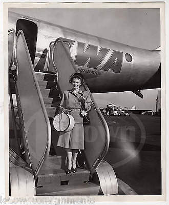 TWA TRANS WORLD AIRLINES CONSTELLATION FLIGHT LADY IN HOWARD HODGE NY HAT PHOTO - K-townConsignments