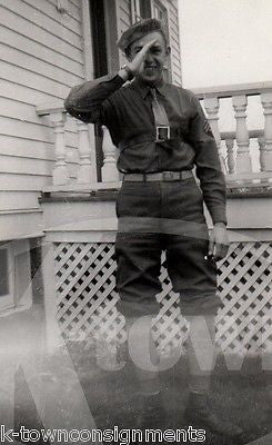 GOOFY US MILITARY SOLDIER IN UNIFORM SALUTING THE CAMERA VINTAGE SNAPSHOT PHOTO - K-townConsignments