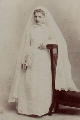 LOVELY YOUNG FRENCH ETHNIC GIRL IN CONFIRMATION DRESS ANTIQUE CDV PHOTO PARIS - K-townConsignments