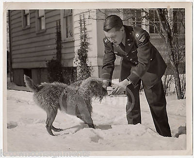 US AIR FORCE PILOT PLAYING WITH HIS DOG VINTAGE WWII HOMEFRONT SNAPSHOT PHOTO - K-townConsignments