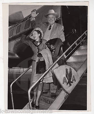 TEXAS BUSINESSMAN & SHARP DRESSED WIFE EXIT AMERICAN AIRLINES FLIGHT PRESS PHOTO - K-townConsignments
