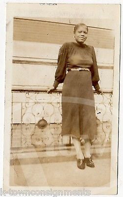 STYLISH AFRICAN AMERICAN BLACK WOMAN IN NEW YORK CITY VINTAGE SNAPSHOT PHOTOS - K-townConsignments