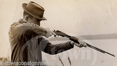 YOUNG MAN DUCK HUNTING SMALL RIFLE FIREARM VINTAGE AMERICANA SNAPSHOT PHOTOGRAPH - K-townConsignments