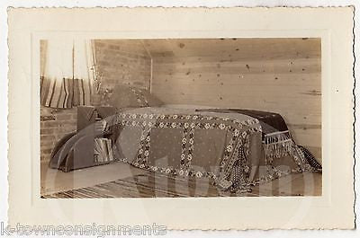 LOVELY HOMEMADE QUILT BEDSPREAD INTERIOR DECORATING ANTIQUE SNAPSHOT PHOTOGRAPH - K-townConsignments
