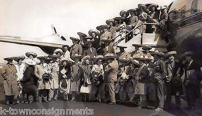 HONKY AMERICANS IN MEXICAN SOMBREROS BOARDING AIRLINE FLIGHT VINTAGE PRESS PHOTO - K-townConsignments