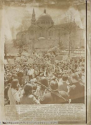 CATHOLIC UNIVERSITY DEMONSTRATION BY STRIKING STUDENTS VINTAGE PRESS PHOTO - K-townConsignments