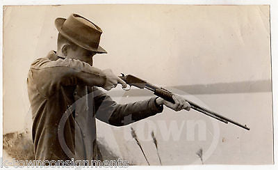 YOUNG MAN DUCK HUNTING SMALL RIFLE FIREARM VINTAGE AMERICANA SNAPSHOT PHOTOGRAPH - K-townConsignments