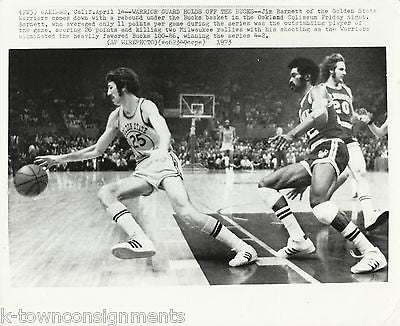 WARRIOR GUARD JIM BARNETT HOLDS OFF THE BUCKS VINTAGE PRESS PHOTO - K-townConsignments