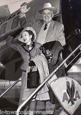 TEXAS BUSINESSMAN & SHARP DRESSED WIFE EXIT AMERICAN AIRLINES FLIGHT PRESS PHOTO - K-townConsignments