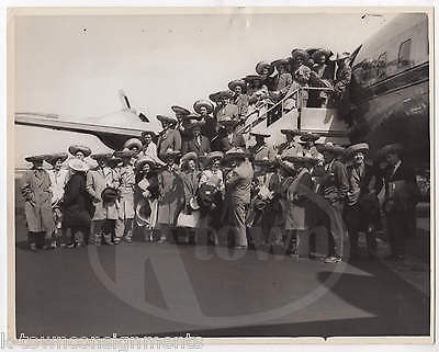 HONKY AMERICANS IN MEXICAN SOMBREROS BOARDING AIRLINE FLIGHT VINTAGE PRESS PHOTO - K-townConsignments