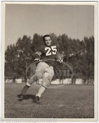 RUGGED FOOTBALL PLAYER HEISMAN POSE IN UNIFORM #25 VINTAGE AMATURE SPORTS PHOTO - K-townConsignments