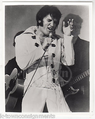 ELVIS PRESELEY ROCK MUSIC VINTAGE BELTING IT LIVE ON STAGE PROMO PHOTOGRAPH - K-townConsignments