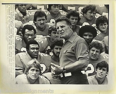 LOU SABAN UNIVERSITY OF MIAMI HURRICANES VINTAGE NCAA FOOTBALL PRESS PHOTO - K-townConsignments