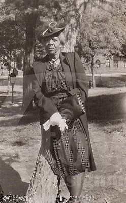 AFRICAN AMERICAN GRANDMA OLD & YOUNG AT BEACH VINTAGE SNAPSHOT PHOTOGRAPHS LOT - K-townConsignments