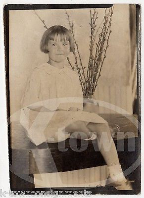 CUTE LITTLE GIRL BOB-CUT HAIRCUT VINTAGE 1920s SNAPSHOT PHOTOGRAPH - K-townConsignments