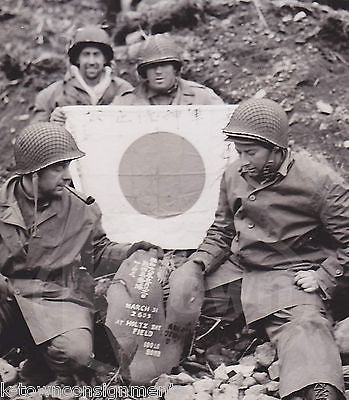 WWII AMERICAN SOLDIERS BOMB HOLTZ BAY W./ JAPANESE FLAG VINTAGE NEWS PRESS PHOTO - K-townConsignments