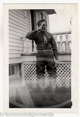 GOOFY US MILITARY SOLDIER IN UNIFORM SALUTING THE CAMERA VINTAGE SNAPSHOT PHOTO - K-townConsignments
