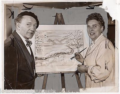 ERNEST DURIG & CHRISTINE HAGEN ARTIST PAINTERS VINTAGE NEWS PRESS PHOTOGRAPH - K-townConsignments