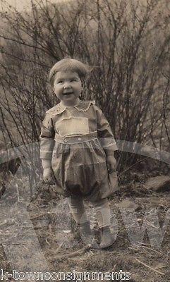 CUTE LITTLE GIRL IN UNUSUAL HOMEMADE DRESS VINTAGE AMERICANA SNAPSHOT PHOTO - K-townConsignments