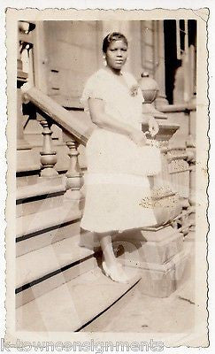 STYLISH AFRICAN AMERICAN BLACK WOMAN IN NEW YORK CITY VINTAGE SNAPSHOT PHOTOS - K-townConsignments