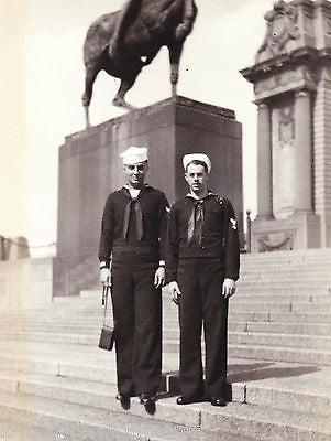 WWII NAVY SAILORS IN GRANT PARK STANDING UNDER WAR HORSE CHICAGO SNAPSHOT PHOTO - K-townConsignments