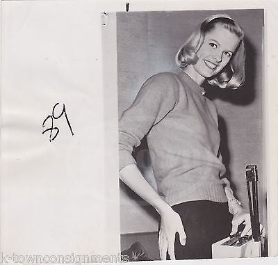 JULIAN FRANK NATIONAL AIRLINE BOMBER'S WIFE FLIGHT 2511 VINTAGE NEWS PRESS PHOTO - K-townConsignments