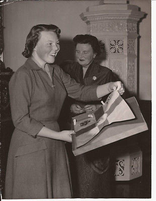 PRINCESS BEATRIX PRESS PHOTO QUEEN JULIANA 18TH BIRTHDAY AMSTERDAM 1950S VINTAGE - K-townConsignments