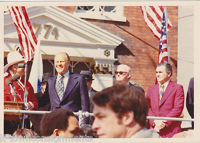 PRESIDENT GERALD FORD VINTAGE CANDID SNAPSHOT CAMPAIGN PHOTOGRAPH - K-townConsignments