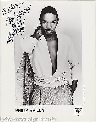 PHILIP BAILEY EARTH WIND & FIRE BAND VINTAGE AUTOGRAPH SIGNED STUDIO PHOTO - K-townConsignments