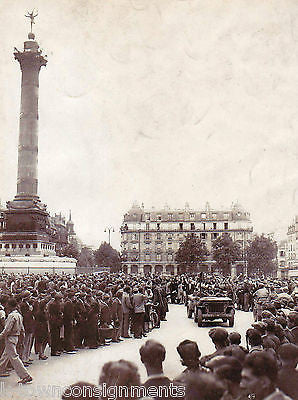 WWII US SOLDIERS LIBERATION OF PARIS FRANCE VINTAGE 7x9 SNAPSHOT PHOTO - K-townConsignments